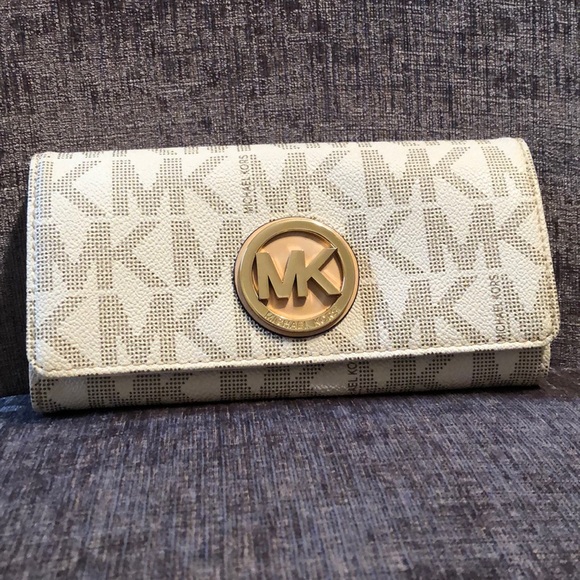 Michael Kors Handbags - Michael Kors Jet Set Tri-Fold Wallet!